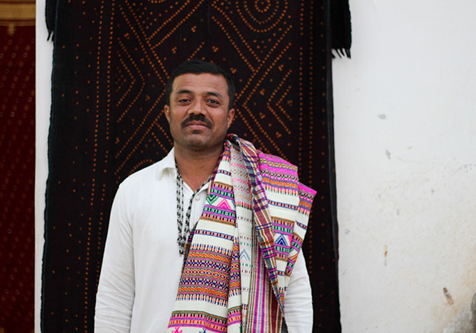 Vankar-Vishram-Shamji-karigar-weave-artisan-gujarat-borderandfall-feature-image